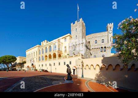 Fürstentum Monaco, Monaco, Place du Palais (Palastplatz), Francois Grimanldi Statue und Königspalast Stockfoto