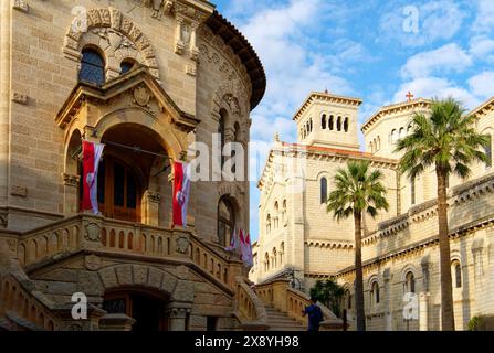 Fürstentum Monaco, Monaco, in der Altstadt auf dem Felsen, Palast der Gerechtigkeit von Monaco und Notre Dame Unbefleckte Kathedrale von Monaco Stockfoto