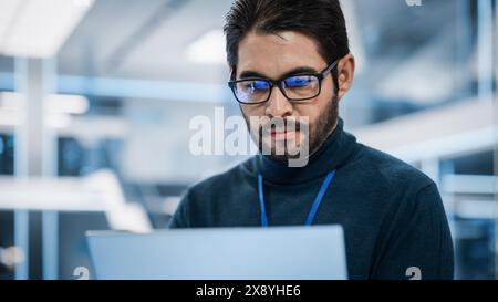 Nahaufnahme Porträt eines talentierten lateinischen Mannes, der in die Kamera schaut und charmant lächelt. Hispanischer Geschäftsmann bei der Arbeit, IT-Manager, Software-Entwickler-Profi. Stockfoto