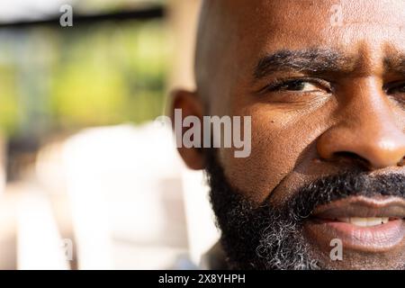 Draußen, Afroamerikaner Senior Mann, gepflegter Bart, Kopierraum Stockfoto