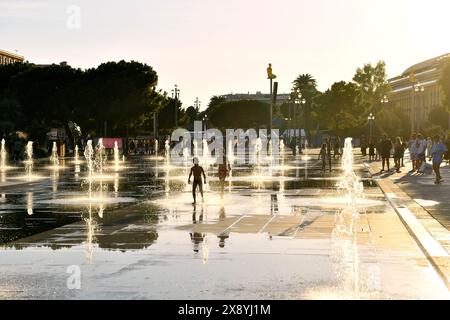 Frankreich, Alpes Maritimes, Nizza, von der UNESCO zum Weltkulturerbe erklärt, Altstadt, die Promenade von Paillon oder Green Casting, Wasserstrahlen aus dem Wasser mir Stockfoto