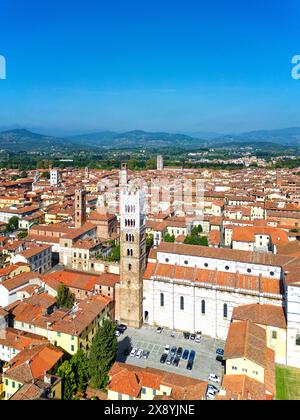 Italien, Toskana, Lucca, Allgemeine Ansicht mit Dom von San Martino (St. Martin Kathedrale) im romanischen Stil im Vordergrund Stockfoto