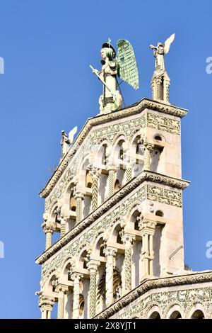 Italien, Toskana, Lucca, Piazza San Michele, San Michele in der Foro Kirche, die Statue des Erzengels St. Michael, der den Drachen tötet Stockfoto