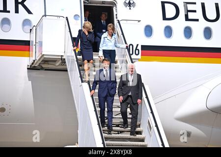 Greven, Deutschland. Mai 2024. Bundespräsident Frank-Walter Steinmeier (r) und der französische Staatspräsident Emmanuel Macron steigen am Flughafen Münster/Osnabrück mit Brigitte Macron, Frau des französischen Präsidenten (hinten links), und Elke Büdenbender, Frau des Bundespräsidenten aus dem Regierungsflugzeug aus. Der französische Präsident Macron und seine Frau besuchen auf Einladung von Bundespräsident Steinmeier zu einem dreitägigen Staatsbesuch in Deutschland. Quelle: David Inderlied/dpa/Alamy Live News Stockfoto