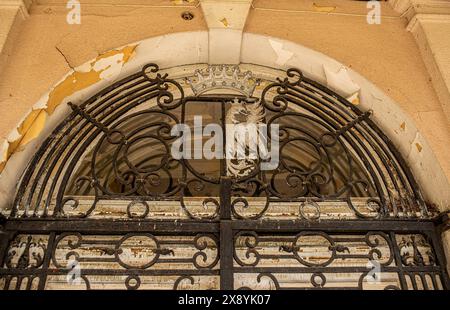 Metallschmiedeverzierungen. Altes Herrenhaus. Hochwertige Fotos Stockfoto