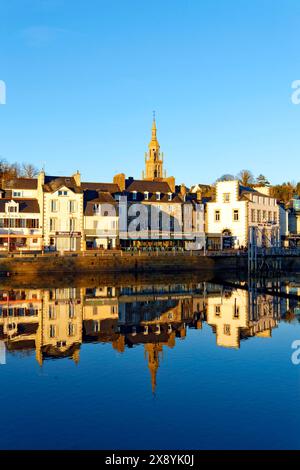 Frankreich, Cotes d'Armor, Binic Etables sur Mer, Binic Harbour und seine Kirche im Hintergrund Stockfoto