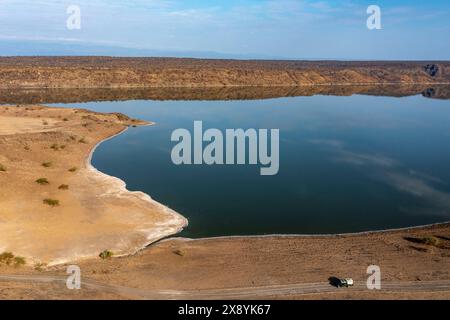 Kenia, Rift Valley, Lake Magadi, „Little Magadi“ und das Fahrzeug des Fotografen, aus der Vogelperspektive Stockfoto