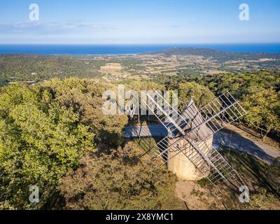 Frankreich, Var, Presqu'île de Saint-Tropez, Ramatuelle, Mühle Paillas, klassische provenzalische Mühle aus dem 19. Jahrhundert und das Mittelmeer im Hintergrund (AE Stockfoto