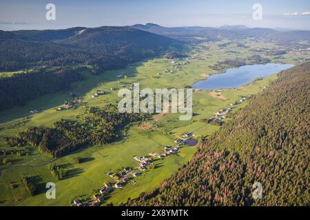 Frankreich, Jura, Les Rousses, Parc Naturel Regional du Haut Jura (regionaler Naturpark Jura), der See Rousses (aus der Vogelperspektive) Stockfoto