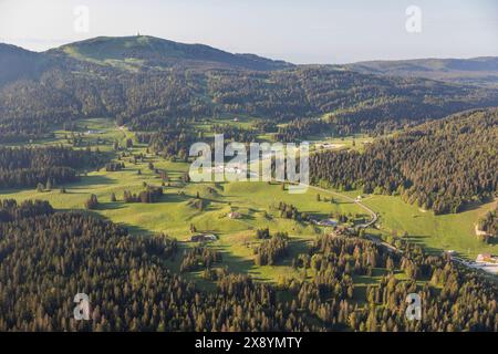 Frankreich, Jura, Les Rousses, Parc Naturel Regional du Haut Jura (regionaler Naturpark Jura), der See Rousses (aus der Vogelperspektive) Stockfoto