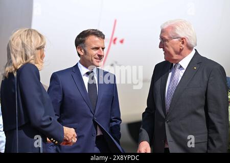 Greven, Deutschland. Mai 2024. Bundespräsident Frank-Walter Steinmeier (r), der französische Präsident Emmanuel Macron und Brigitte Macron, Ehefrau des französischen Präsidenten, sprechen am Flughafen Münster/Osnabrück. Der französische Präsident Macron und seine Frau besuchen auf Einladung von Bundespräsident Steinmeier zu einem dreitägigen Staatsbesuch in Deutschland. Quelle: David Inderlied/dpa/Alamy Live News Stockfoto