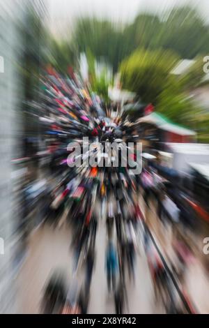 Paris, Frankreich. Mai 2024. Zuschauer laufen bei Regen mit Regenschirmen auf dem Gelände des French Open Grand Slam Tennis Turniers 2024 in Roland Garros, Paris, Frankreich. Frank Molter/Alamy Live News Stockfoto