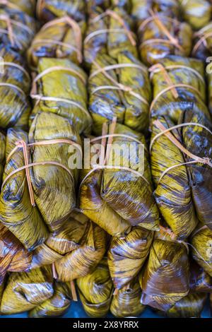 Thailand, Bangkok, Dusit District, Khao tom Mat, Spezialität aus klebrigem Reis, Bananen- und Kokosmilch, gedünstet in Bananenblättern Stockfoto