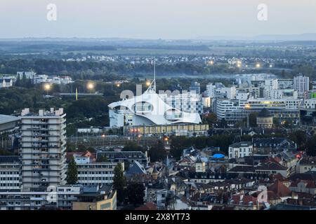 Frankreich, Mosel, Metz, Amphitheater District, Centre Pompidou-Metz, Kunstzentrum entworfen von den Architekten Shigeru Ban und Jean de Gastines (Luftaufnahme) Stockfoto