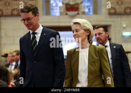 Nordrhein-Westfalen, Münster, Deutschland. 28. Mai 2024. Ursula von der Leyen (CDU), Präsidentin der Europäischen Kommission, und Hendrik Wüst (CDU), Ministerpräsident von Nordrhein-Westfalen, betreten den Ballsaal im Rathaus Münster, wo der französische Präsident Macron den Preis für den Internationalen Frieden von Westfalen erhält. Der französische Präsident Macron und seine Frau besuchen auf Einladung von Bundespräsident Steinmeier zu einem dreitägigen Staatsbesuch in Deutschland. Foto: Rolf Vennenbernd/dpa-POOL/dpa Stockfoto