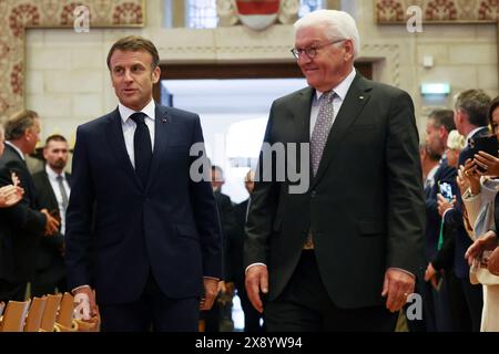 Nordrhein-Westfalen, Münster, Deutschland. 28. Mai 2024. Emmanuel Macron (l), Präsident Frankreichs, und Bundespräsident Frank-Walter Steinmeier betreten den Ballsaal im Rathaus Münster, wo der französische Präsident den Preis für den Internationalen Frieden von Westfalen erhält. Der französische Präsident Macron und seine Frau besuchen auf Einladung von Bundespräsident Steinmeier zu einem dreitägigen Staatsbesuch in Deutschland. Foto: Rolf Vennenbernd/dpa-POOL/dpa Stockfoto