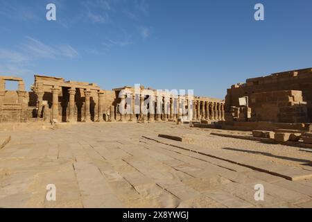 Kolonnaden Tempel des Arsenophis-Hofes. Philae Temple Complex, Agilkia Island, Assuan Dam Reservoir. Grabstätte von Osiris. Ägypten Stockfoto