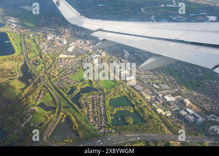 Egypt Air Airbus A320 Neo Wing auf einem Flugzeug, das vom Flughafen London Heathrow über Staines upon Thames und die M25 London Orbital Mot fährt Stockfoto