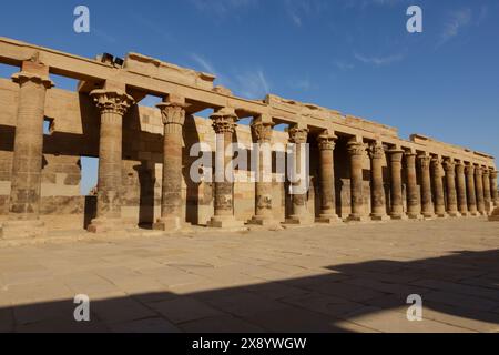 Kolonnaden Tempel des Arsenophis-Hofes. Philae Temple Complex, Agilkia Island, Assuan Dam Reservoir. Grabstätte von Osiris. Ägypten Stockfoto