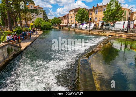 Der Fluss Sorgue bei Isle sur la Sorgue in Vaucluse in der Provence, Frankreich Stockfoto