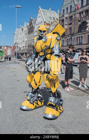 Riesiger Hummel-Transformator in Bergen am 16. Mai 2024 im Aufbau zum norwegischen Tag der Verfassung am 17. Mai. Stockfoto