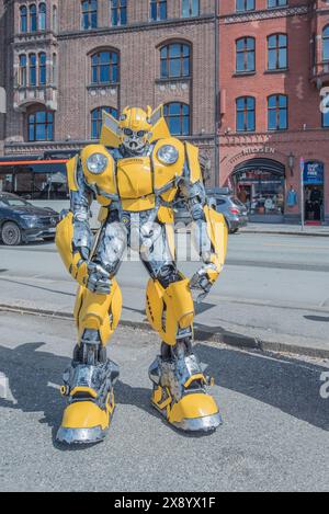 Riesiger Hummel-Transformator in Bergen am 16. Mai 2024 im Aufbau zum norwegischen Tag der Verfassung am 17. Mai. Stockfoto