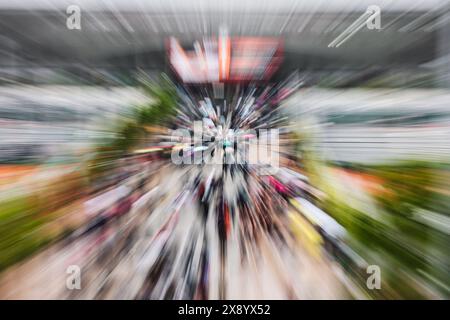 Paris, Frankreich. Mai 2024. Tennis: Grand Slam/WTA Tour/ATP Tour - French Open. Zuschauer mit Regenschirmen laufen auf dem Turniergelände herum. Frank Molter/dpa/Alamy Live News Stockfoto