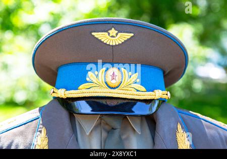 Alte Militärkappe eines Generals der Luftwaffe der Sowjetunion, Nahaufnahme Stockfoto