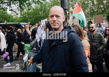 Jan Schmidt-Whitley/Le Pictorium - Demonstration zur Unterstützung Palästinas - 27/05/2024 - Frankreich / Paris - der französisch-palästinensische Anwalt Salah Hamouri wird von vielen gepriesen. Er lebt seit Dezember 2022 in Frankreich, nachdem er aus Jerusalem vertrieben wurde. Mehr als 10.000 Menschen versammelten sich spontan in Paris, nachdem die israelische Armee eine humanitäre Zone in Rafah im Gazastreifen bombardiert hatte und Dutzende von Zivilisten und Kindern in dem von der UNRWA geführten Lager Tell Al-Sultan getötet hatten. Stockfoto