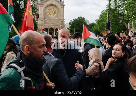 Jan Schmidt-Whitley/Le Pictorium - Demonstration zur Unterstützung Palästinas - 27/05/2024 - Frankreich / Paris - der französisch-palästinensische Anwalt Salah Hamouri wird von vielen gepriesen. Er lebt seit Dezember 2022 in Frankreich, nachdem er aus Jerusalem vertrieben wurde. Mehr als 10.000 Menschen versammelten sich spontan in Paris, nachdem die israelische Armee eine humanitäre Zone in Rafah im Gazastreifen bombardiert hatte und Dutzende von Zivilisten und Kindern in dem von der UNRWA geführten Lager Tell Al-Sultan getötet hatten. Stockfoto