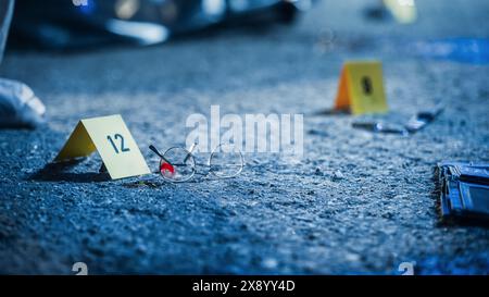 Nahaufnahme Nahaufnahme von Beweisen, die am Tatort verstreut sind. Blutige Brille, Bloody Knife und leere Brieftasche, alle als Hinweise in einer Morduntersuchung markiert. Ästhetische Aufnahmen Von Echten Verbrechen Stockfoto