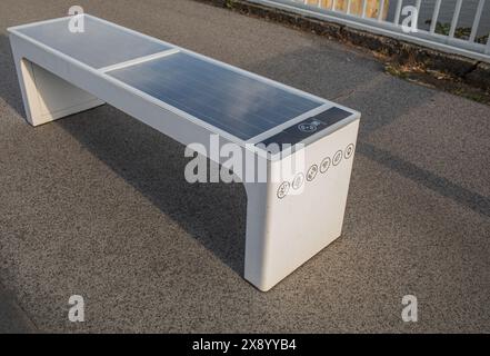 City Solar Smart Bench in der Stadt Komarno, Slowakei. Hochwertige Fotos Stockfoto