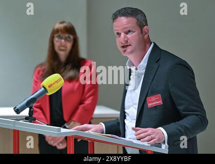 28. Mai 2024, Brandenburg, Potsdam: Aron Schuster, Direktor der Zentralwohlfahrtsstelle der Juden in Deutschland e.V. (ZWST), spricht bei der symbolischen Schlüsselübergabe an das Potsdamer Synagogenzentrum. Hinter ihm steht Katrin lange (SPD), Finanzministerin des Landes Brandenburg. Der Bau des Synagogenzentrums für die Jüdische Gemeinde in Potsdam ist abgeschlossen und wurde mit der Übergabe der Schlüssel an das Zentralwohlfahrtsamt der Juden in Deutschland gefeiert. Die Bauarbeiten begannen im August 2021 und die Kosten für das Zentrum belaufen sich auf rund 16,5 Millionen Euro. Foto: Patric Stockfoto