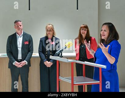 28. Mai 2024, Brandenburg, Potsdam: Manja Schüle (r, SPD), brandenburgische Ministerin für Wissenschaft, Forschung und Kultur, spricht bei der symbolischen Schlüsselübergabe an das Potsdamer Synagogenzentrum. Dahinter stehen Aron Schuster (l-r), Direktor des Zentralen Fürsorgeamtes der Juden in Deutschland (ZWST), Gerit Fischer, technischer Direktor des Brandenburgischen Landesamtes für Immobilien und Bau (BLB), und Katrin lange (SPD), Finanzministerin des Landes Brandenburg. Der Bau des Synagogenzentrums für die Jüdische Gemeinde in Potsdam ist abgeschlossen und wurde mit einem Schlüssel ha gefeiert Stockfoto