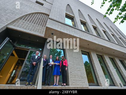 28. Mai 2024, Brandenburg, Potsdam: Jost Haberland (l-r), Haberland Architekten, Gerit Fischer, technischer Direktor des Brandenburgischen Landesamtes für Immobilien und Bau (BLB), Aron Schuster, Direktor des Zentralen Fürsorgeamtes der Juden in Deutschland (ZWST), Manja Schüle (SPD), brandenburgische Ministerin für Wissenschaft, Forschung und Kultur, und Katrin lange (SPD), Finanzministerin des Landes Brandenburg, nehmen an der symbolischen Schlüsselübergabe an das Potsdamer Synagogenzentrum Teil. Der Bau des Synagogenzentrums für die Jüdische Gemeinde Potsdam ist abgeschlossen und wurde abgeschlossen Stockfoto