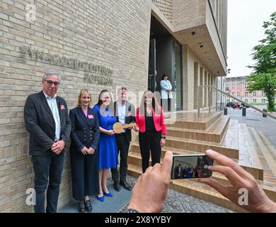 28. Mai 2024, Brandenburg, Potsdam: Jost Haberland (l-r), Haberland Architekten, Gerit Fischer, technischer Direktor des Brandenburgischen Landesamtes für Immobilien und Bau (BLB), Manja Schüle (SPD), brandenburgischer Minister für Wissenschaft, Forschung und Kultur, Aron Schuster, die Direktorin des Zentralen Wohlfahrtsamtes der Juden in Deutschland (ZWST) und Katrin lange (SPD), Finanzministerin des Landes Brandenburg, beteiligen sich an der symbolischen Schlüsselübergabe an das Potsdamer Synagogenzentrum. Der Bau des Synagogenzentrums für die Jüdische Gemeinde Potsdam ist abgeschlossen und wurde zele Stockfoto