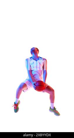 Poster. Basketballspieler sprang in Bewegung und beugte sich zurück, um einen perfekten Schuss von hinten in Neonlicht vor weißem Hintergrund zu erzielen. Stockfoto