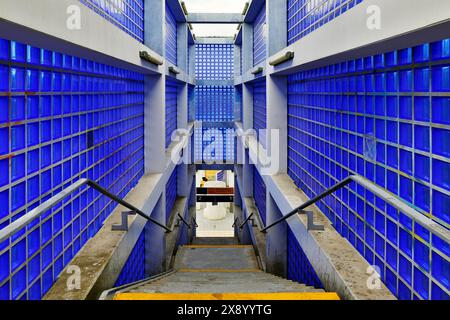 Eingang zum Bahnhof Hannover-Nordstadt, blaue Glasblöcke und Sichtbeton, Projekt für Expo 2000, Deutschland, Niedersachsen, Hannover Stockfoto