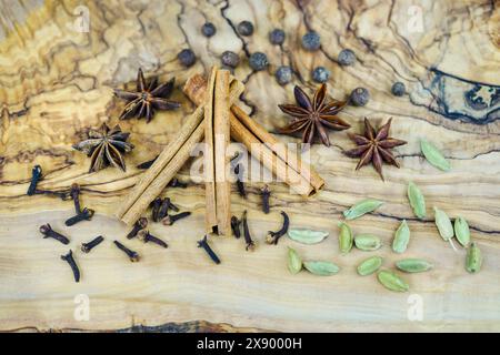 Glühweingewürze: Zimtstangen, Sternanis, Kardamom, Nelken und Allspiz Stockfoto