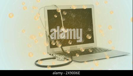 Abbildung von Bitcoin-Symbolen vor Laptop und Stethoskop vor grauem Hintergrund Stockfoto