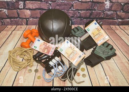 Medizinball, Kurzhanteln, Seilspringen und Expander und Geld, Symbolbild für Fitnesskosten Stockfoto