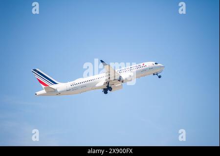 13.05.2024, Berlin, Deutschland, Europa - ein Air France Airbus A220-300 Passagierflugzeug mit der Registrierung F-HPND startet vom Flughafen Berlin. Stockfoto