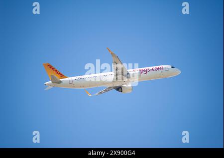 13.05.2024, Berlin, Deutschland, Europa - Ein Passagierjet der Pegasus Airlines Airbus A321-251 Neo mit der Registrierung TC-RDN startet vom Flughafen Berlin. Stockfoto