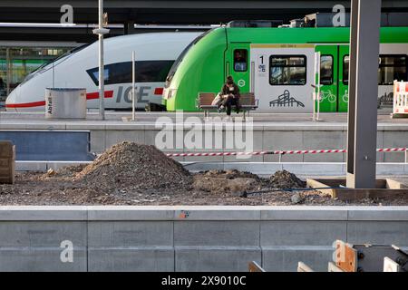 Züge und Baustelle am Bahnsteig am Dortmund Hauptbahnhof, Deutschland, Nordrhein-Westfalen, Ruhrgebiet, Dortmund Stockfoto