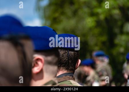 Französischer Soldat in Tarnuniform, Nahaufnahme auf dem Rücken mit Hintergrund Stockfoto