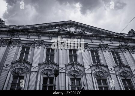 Historisches Gebäude in der Stadt Arad, Rumänien. Detail der Fassade. Hochwertige Fotos. Hochwertige Fotos Stockfoto