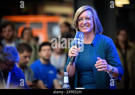 Berlin, Deutschland. Mai 2024. Ulrike Demmer, Generaldirektorin des Rundfunks Berlin-Brandenburg (rbb), spricht auf der digitalen Konferenz re:publica 2024. Das diesjährige dreitägige Festival für die digitale Gesellschaft (27-29. Mai 2024) steht unter dem Motto „Wer kümmert sich?“. Quelle: Bernd von Jutrczenka/dpa/Alamy Live News Stockfoto