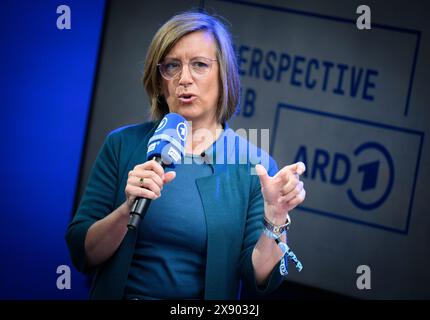Berlin, Deutschland. Mai 2024. Ulrike Demmer, Generaldirektorin des Rundfunks Berlin-Brandenburg (rbb), spricht auf der digitalen Konferenz re:publica 2024. Das diesjährige dreitägige Festival für die digitale Gesellschaft (27-29. Mai 2024) steht unter dem Motto „Wer kümmert sich?“. Quelle: Bernd von Jutrczenka/dpa/Alamy Live News Stockfoto