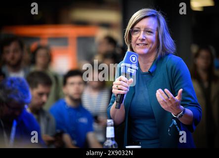 Berlin, Deutschland. Mai 2024. Ulrike Demmer, Generaldirektorin des Rundfunks Berlin-Brandenburg (rbb), spricht auf der digitalen Konferenz re:publica 2024. Das diesjährige dreitägige Festival für die digitale Gesellschaft (27-29. Mai 2024) steht unter dem Motto „Wer kümmert sich?“. Quelle: Bernd von Jutrczenka/dpa/Alamy Live News Stockfoto