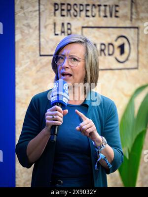 Berlin, Deutschland. Mai 2024. Ulrike Demmer, Generaldirektorin des Rundfunks Berlin-Brandenburg (rbb), spricht auf der digitalen Konferenz re:publica 2024. Das diesjährige dreitägige Festival für die digitale Gesellschaft (27-29. Mai 2024) steht unter dem Motto „Wer kümmert sich?“. Quelle: Bernd von Jutrczenka/dpa/Alamy Live News Stockfoto